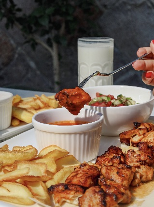 Kanat, patates, salata ve ayran