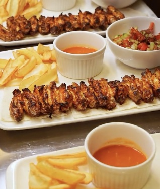 Şişte kanat, patates ve sos